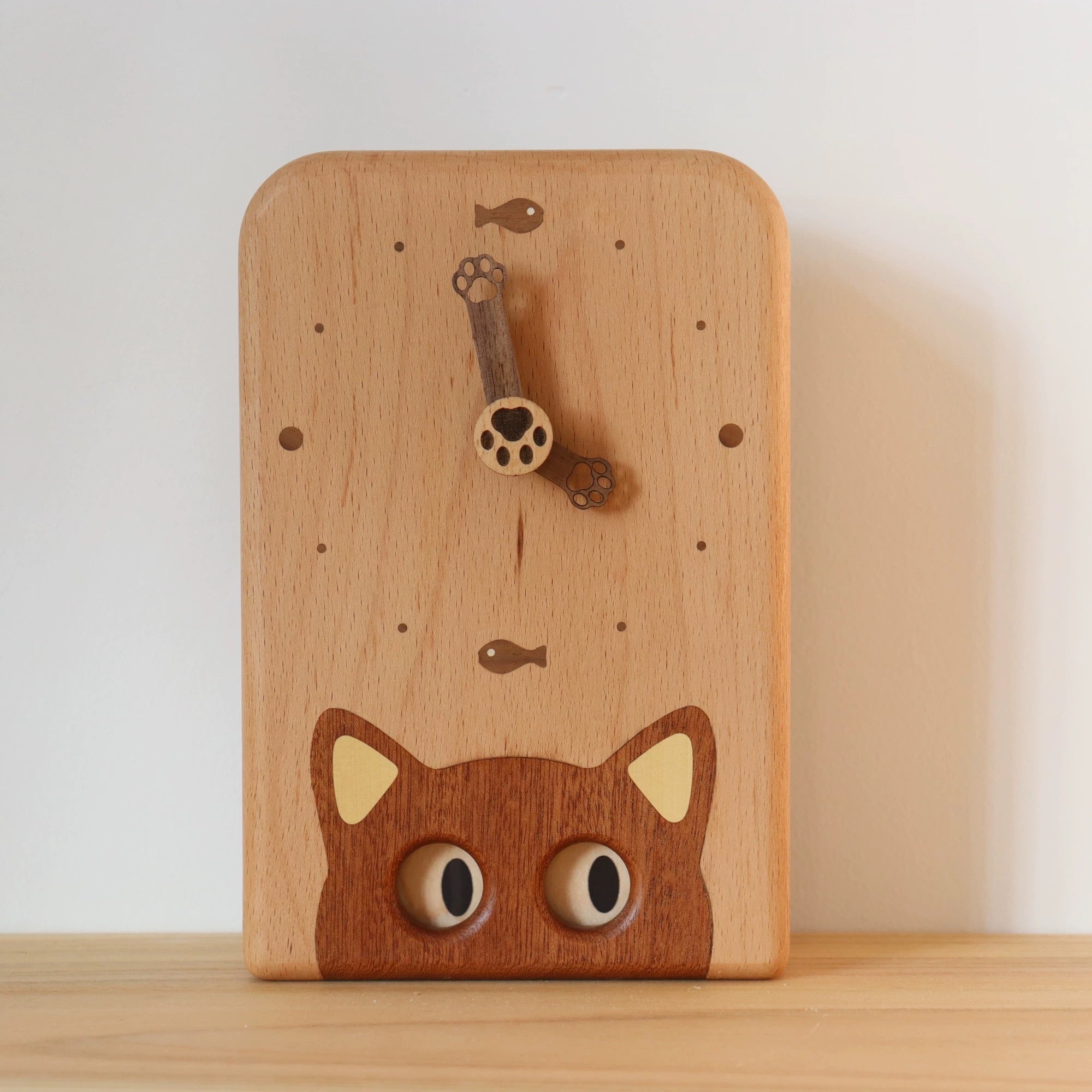 Hand-carved Creative Kitten Eye-Tracking Wooden Clock