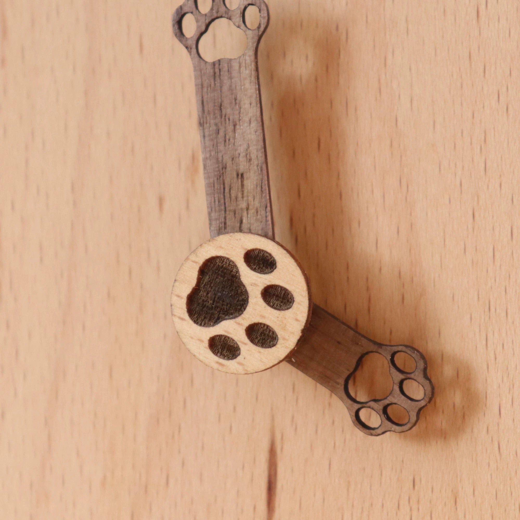 Hand-carved Creative Kitten Eye-Tracking Wooden Clock