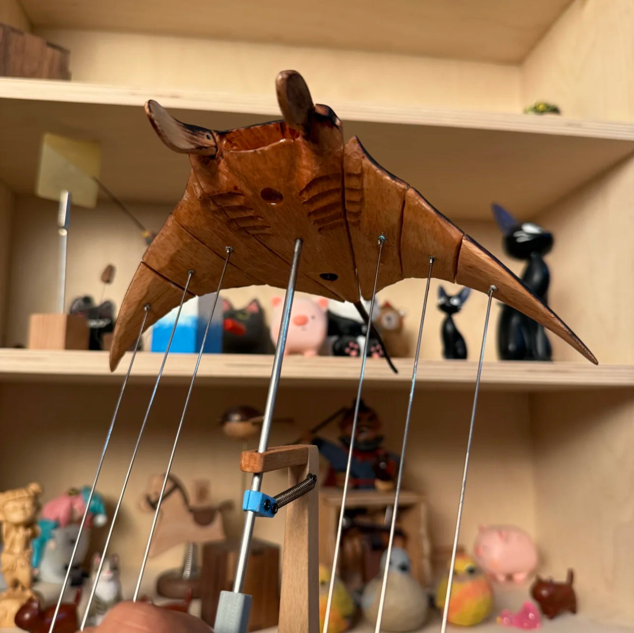 Handcrafted Wooden Manta Ray Automata – Smooth Gliding Motion Inspired by Ocean Grace